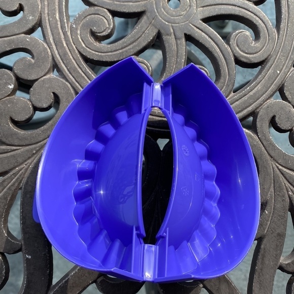 Tupperware - Blue Empanada Press Pastry Turnover Tart Maker - Picture 4 of 9